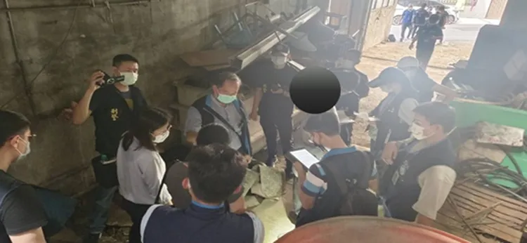 檢方經專案團隊召開多次專案會議，實地追查污染來源，今年7月26日持法院搜索票執行搜索，扣得簿冊、報表、馬達等相關證物。新竹地檢署提供