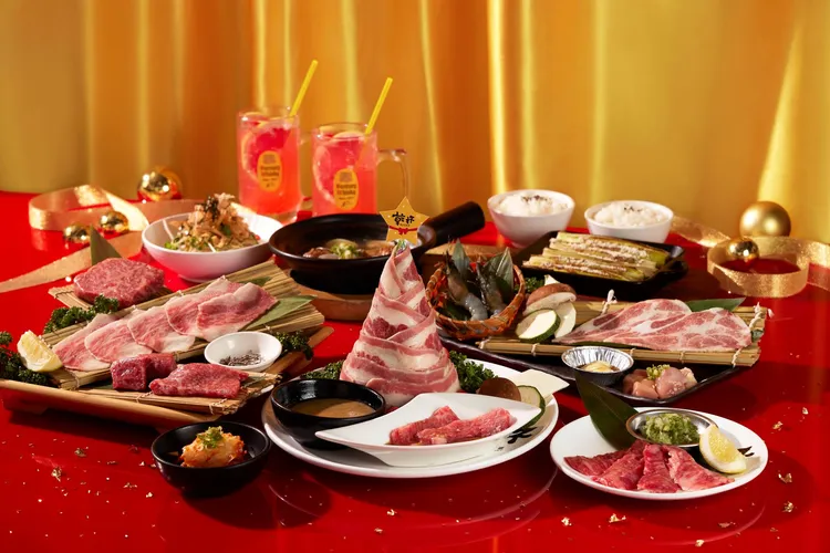 乾杯燒肉居酒屋 聖誕跨年套餐，雙人套餐2323元+10%，三人套餐3333元+10%。業者提供