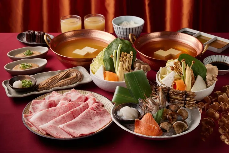 黑毛屋 金燦食光聖誕跨年套餐，雙人套餐2288元+10%、三人套餐3388元+10%。業者提供