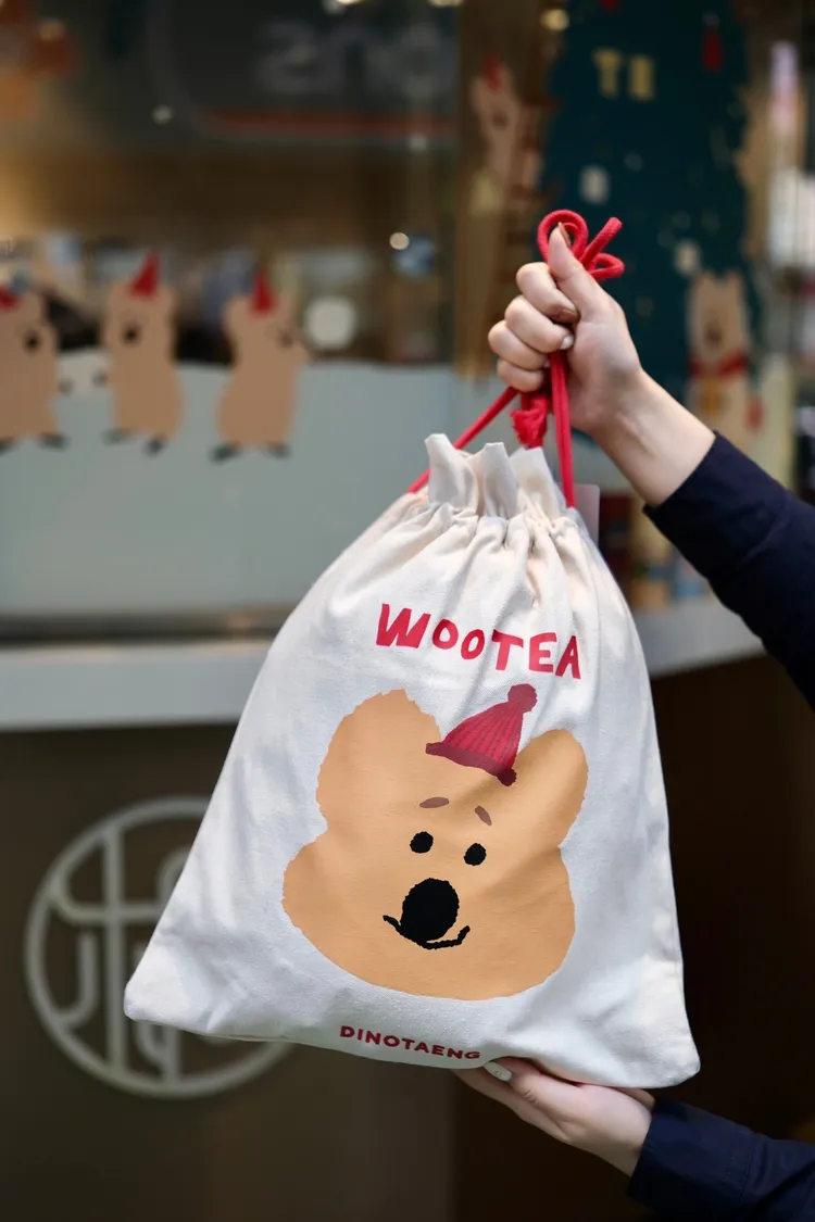 聯名造型束口袋加購價249元。陳志淵攝