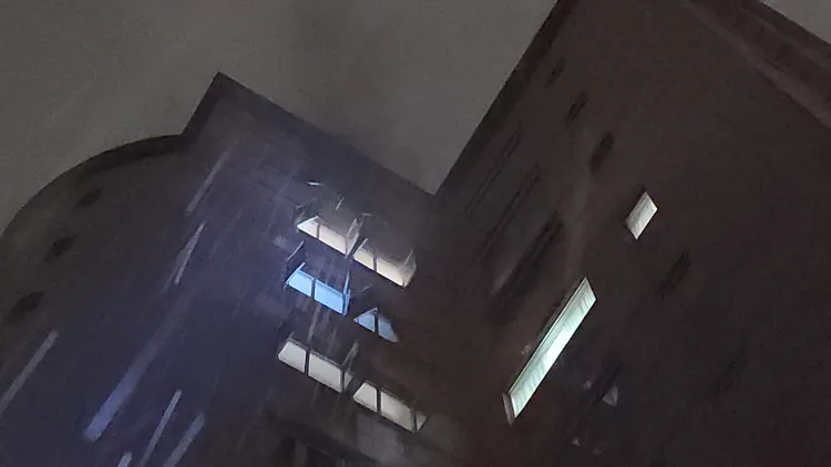 消防隊在火勢熄滅後，將屋內的濃煙排出。黃仲瑜攝