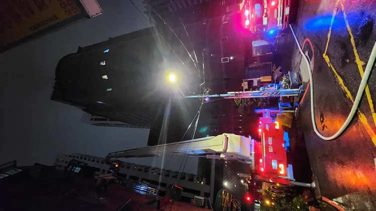 新北市農會大樓起火冒煙，消防隊升起雲梯車查看。黃仲瑜攝