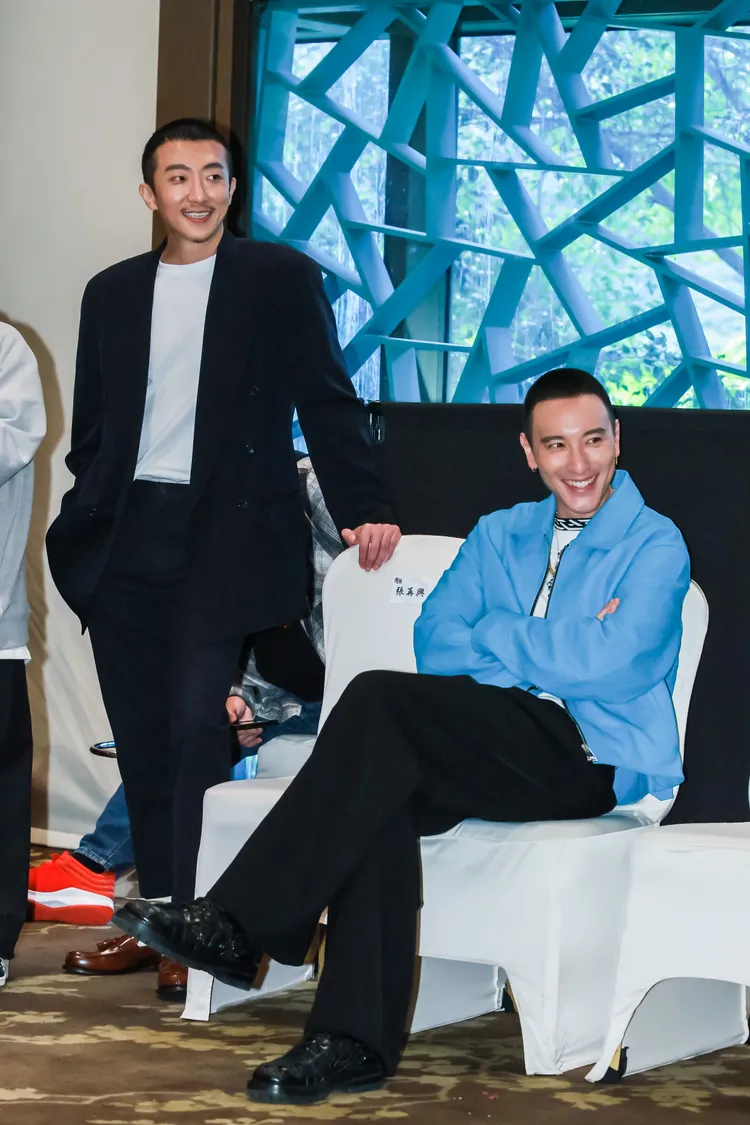 王陽明（右）和懷秋就算剃成寸頭還是帥。趙世平攝