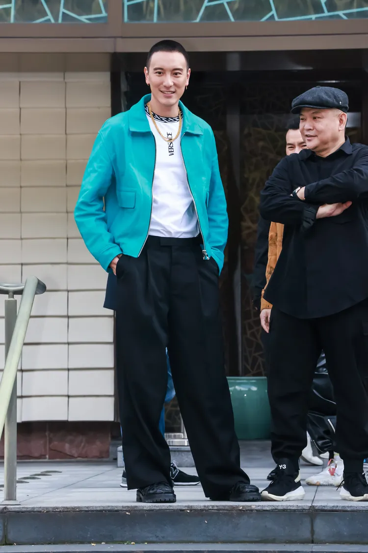 王陽明（左）穿藍色外套在一群黑男中很搶眼。趙世平攝