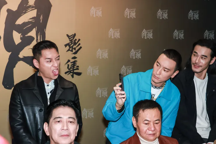 黃騰浩（右起）看著王陽明幫做鬼臉的鄭人碩拍照。趙世平攝