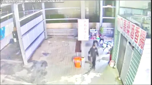 偷兒最愛！新北自助洗車場深夜無人管　3男囂張撬零錢箱從容離開