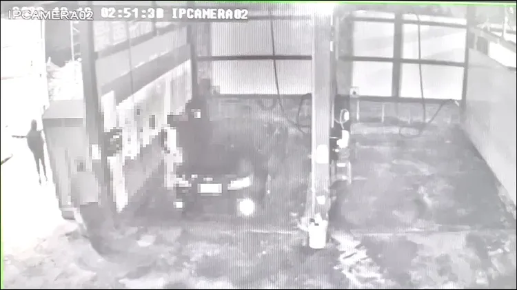 3名竊嫌開著變造車牌到洗車場行竊。警方提供