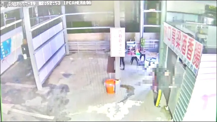 嫌犯查看辦公室有無人在看管。警方提供