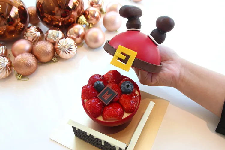 將「聖誕老人倒栽囪蛋糕」拆開，裡頭是個漂亮的蛋糕，包含海綿蛋糕、馬斯卡彭起司、法國鮮奶油以及莓果等。日月千禧提供