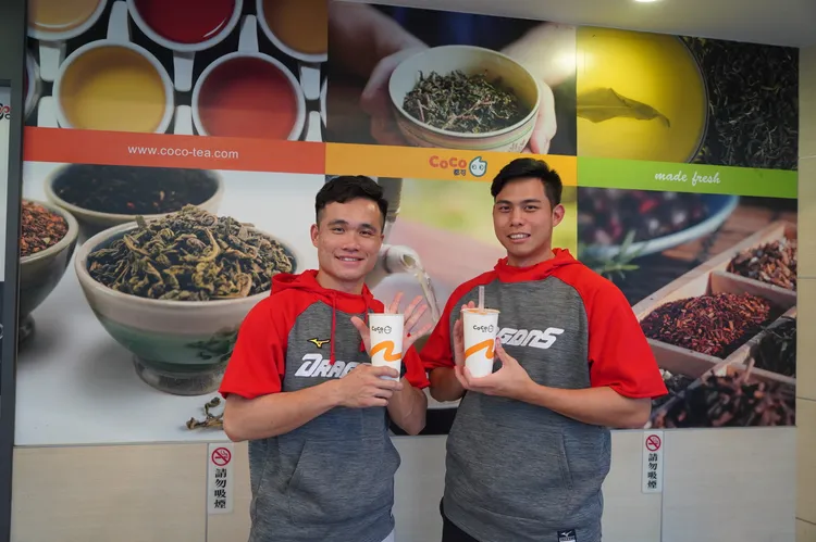 CoCo聯手味全龍，由人氣球員李凱威、陳冠偉親自品嚐人氣商品「珍珠鮮奶茶」。業者提供