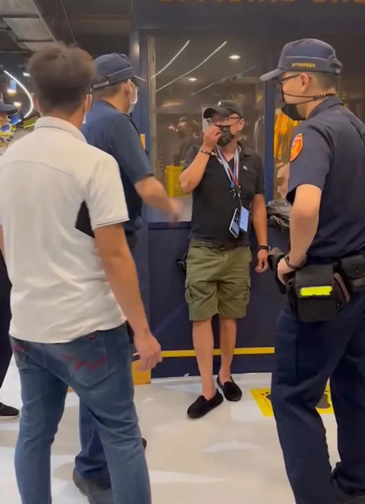 李姓男子（右二）看職棒時大喊「味全龍打假球」，被警方及工作人員請到場外。民眾提供