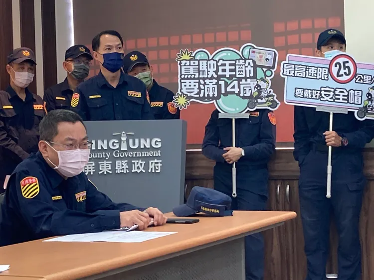 警方透露目前電動自行車違規以未戴安全帽居最高。陳宏銘攝