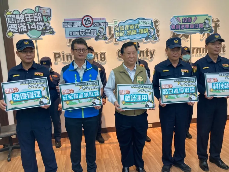 警方宣導電動自行車新制。陳宏銘攝