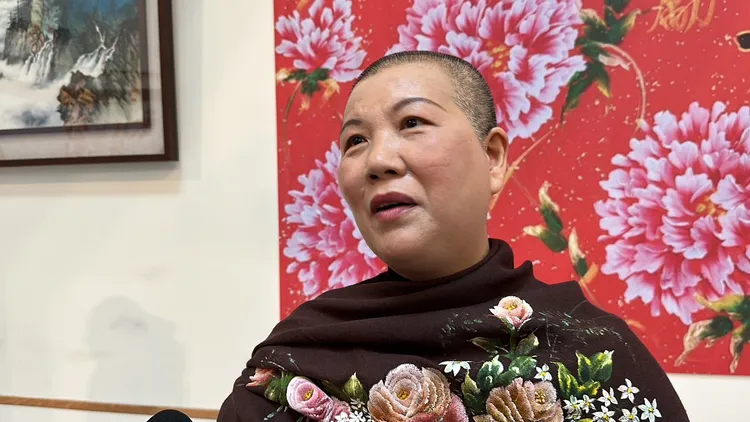 張秀麗離癌後歷經大小手術，已對表象事物不在乎，平時頂著光頭義診，還一度被以為是出家師父。林泊志攝