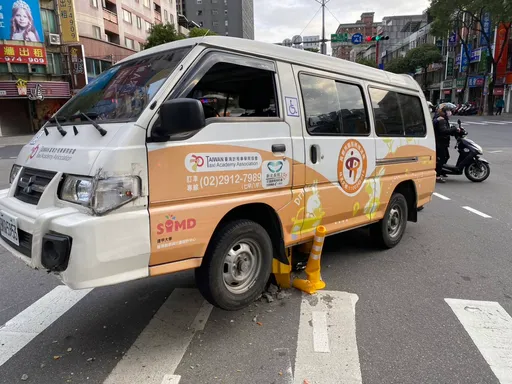 好糗!新北長照專車撞上行人庇護島 網友酸:愛切西瓜