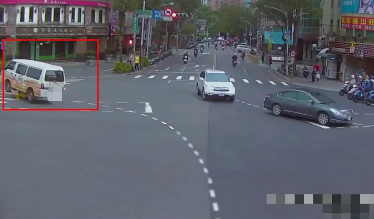 撞上瞬間。翻攝畫面