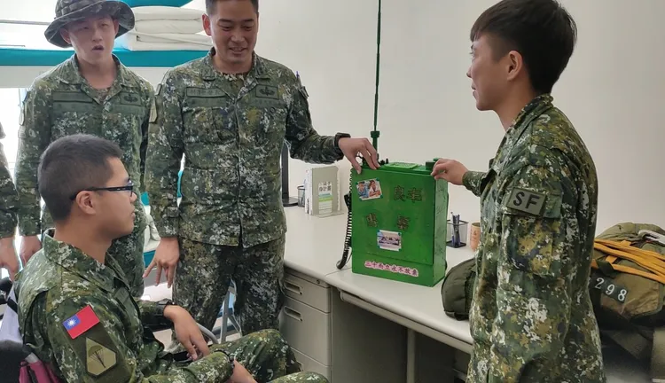 同袍製作通信無線電外觀做成的神秘禮物，歡迎他重返部隊。莊全成提供