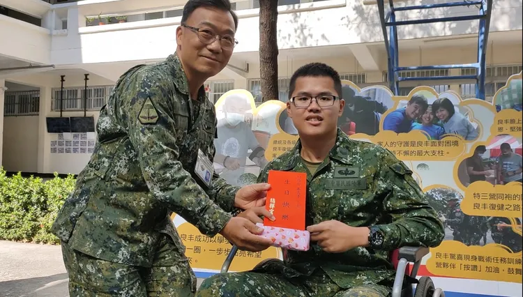 航特部指揮官張中將致贈秦良丰生日禮金。莊全成提供