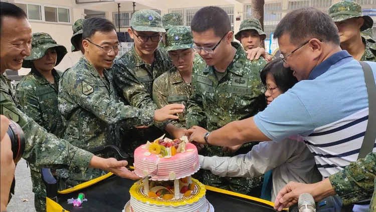 秦良丰今重返營區與同袍一同慶生。莊全成提供