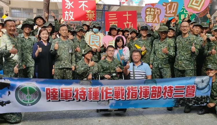 航特部特三營今邀請秦良丰與家人一同參與12月份的慶生活動。莊全成提供