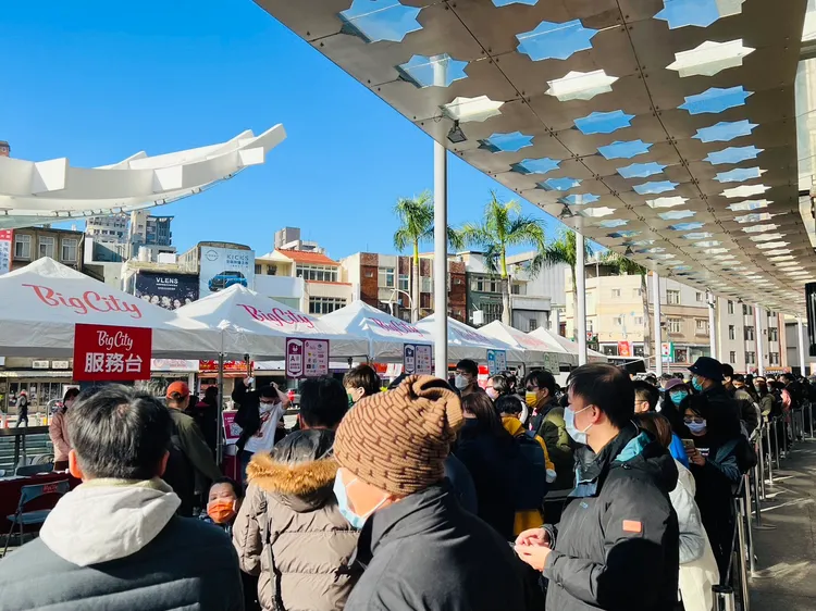 遠東巨城聯手18家協力廠商號召民眾挽袖捐血，以1450袋熱血再次突破紀錄。遠東巨城提供