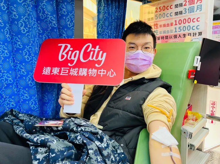 熱心民眾在平安夜響應捐血，為社會獻上最棒的聖誕禮物。遠東巨城提供