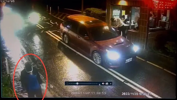 竊賊搜刮完民宅後步行離開，企圖製造斷點。翻攝畫面