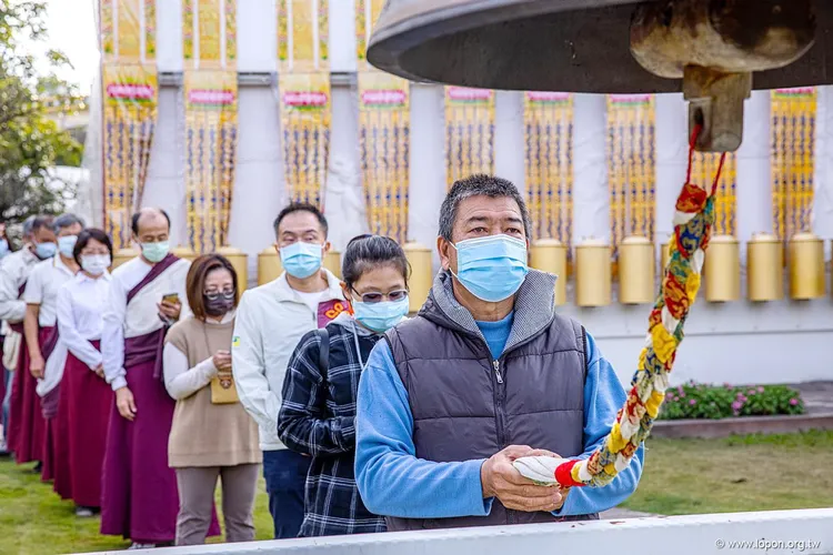 寺方敬邀十方法友信眾叩鐘祈福。寺方提供