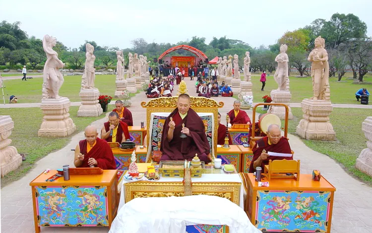 洛本天津仁波切將主法。寺方提供