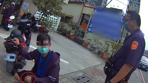 機車爆胎無助念佛 靈了!警察化身活菩薩降臨助脫困