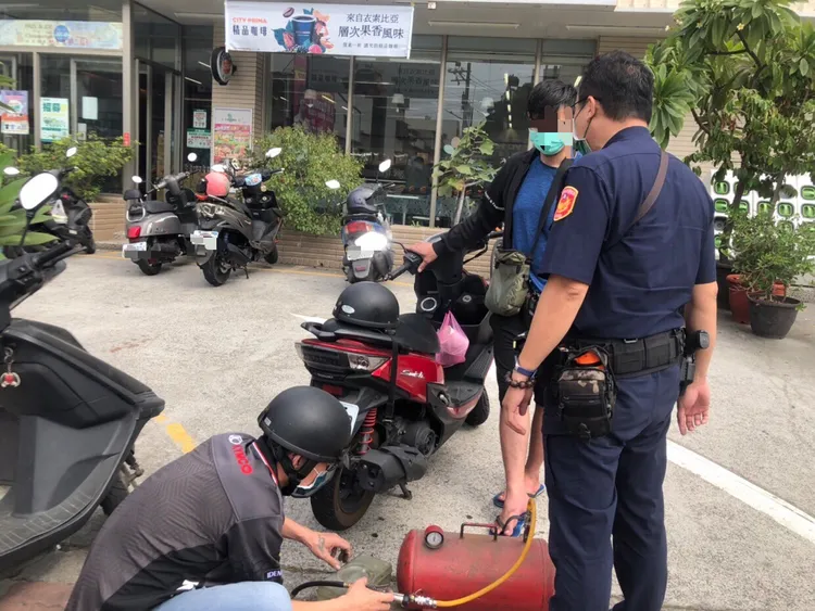 警方協助聯絡車行前來，還自掏腰包幫他補胎。讀者提供