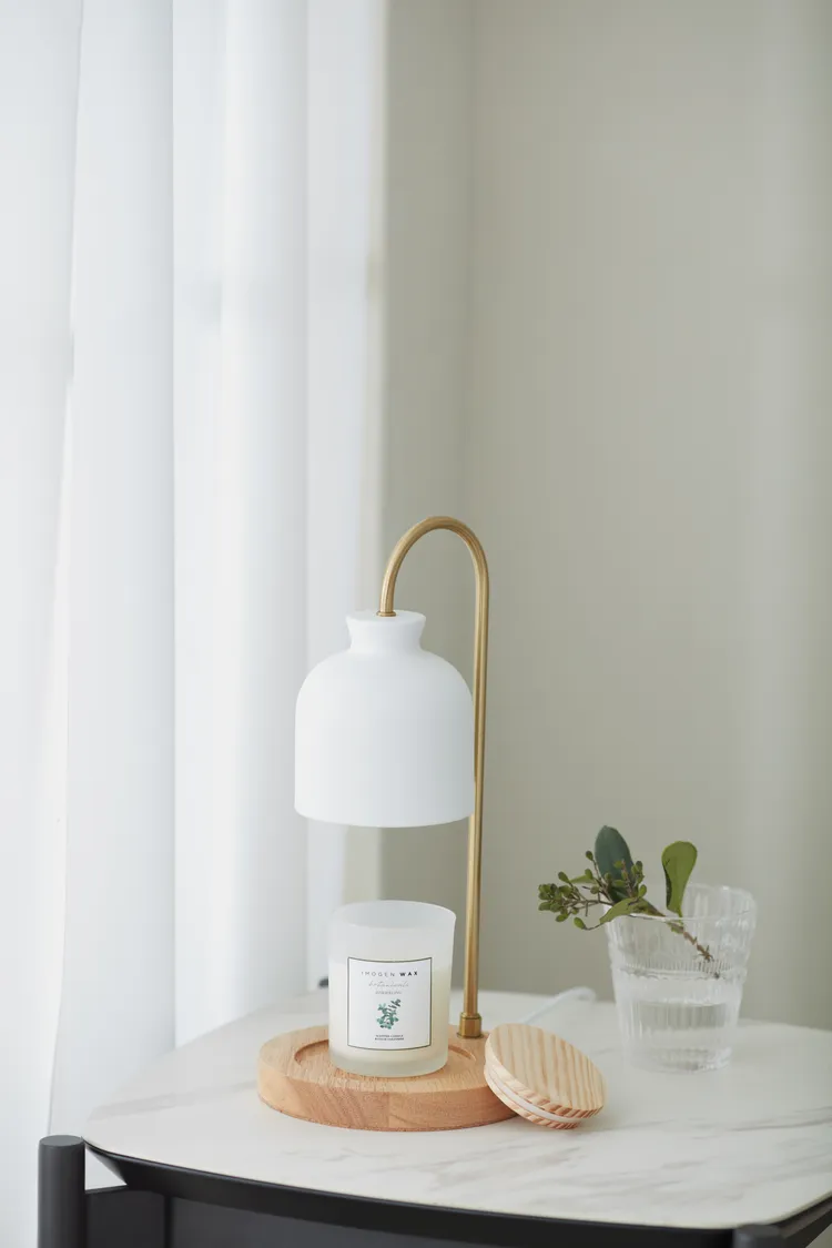 即日起-2023/1/4單筆消費滿1萬2000元，可獲得IMOGEN WAX原木質感漆金香氛蠟燭暖燈組，價值3680元。業者提供