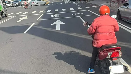 騎士停紅燈「不躲太陽躲陰影」 網笑噴:安南區大姐頭你敢嘴