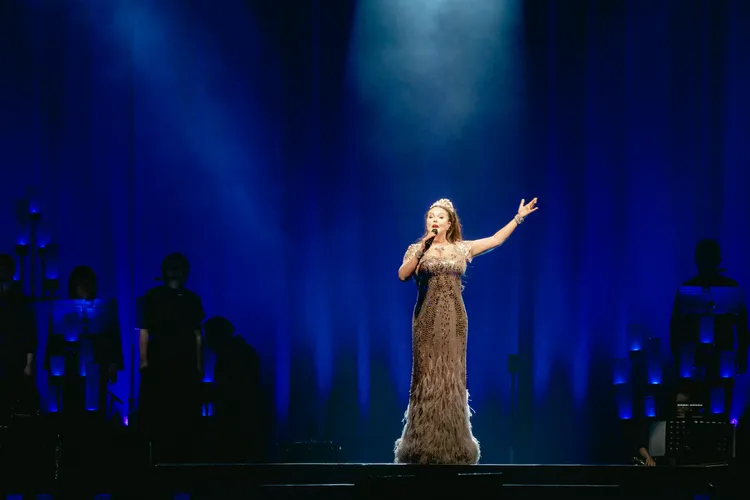 莎拉布萊曼更換多件華麗服裝，完美高音演繹展現寶刀未老功力。寬宏提供