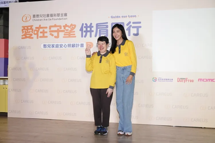 楊謹華拋磚引玉捐款呼籲大眾多幫助憨老家庭。陳德興攝