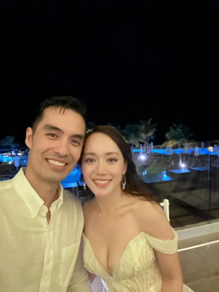 許嘉凌(右)和老公多年後德州重逢後交往。翻攝許嘉凌臉書