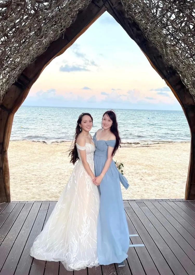 許慧欣(右)參加妹妹許嘉凌婚禮。翻攝許嘉凌臉書