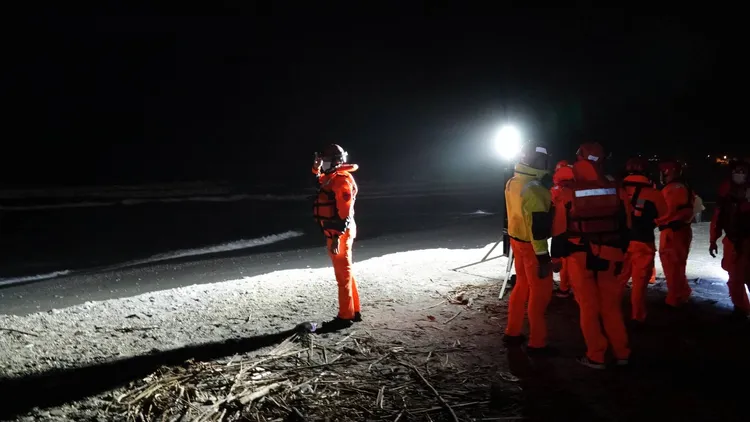 救難人員在海邊來回搜索，配合海巡艦艇及空勤直升機持續搜救中。王文傑攝