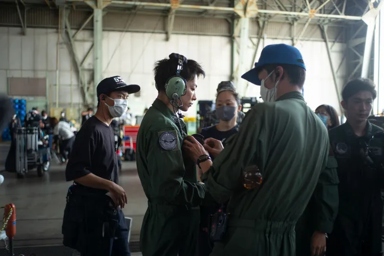 佐藤健在《First Love 初戀》飾自衛隊，穿上帥氣軍裝。Netflix提供