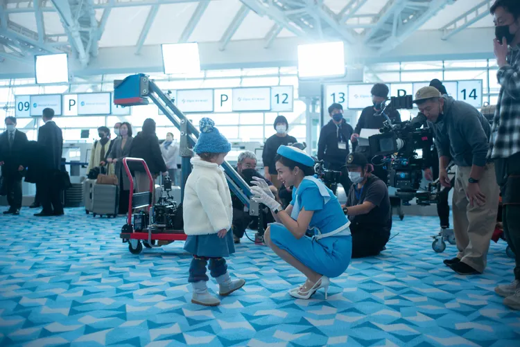 滿島光在機場當空姐的橋段，全部都是搭建出來的假機場。Netflix提供