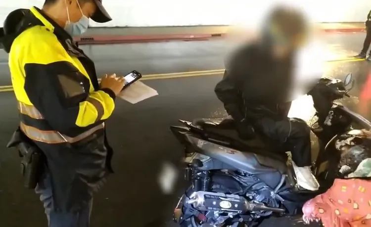 警方依法開單告發違規改裝車。翻攝畫面