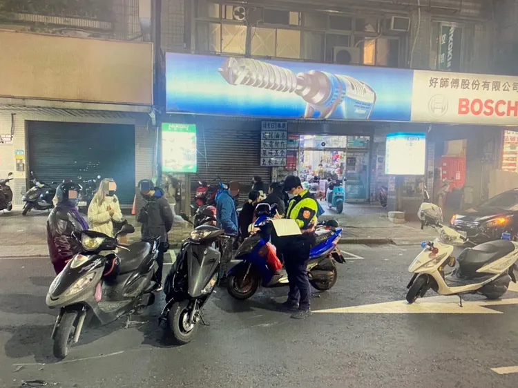 4輛機車就在三和路上撞成一團。三重警分局提供