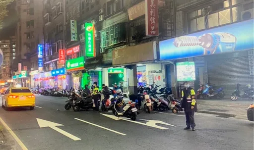 前方減速準備停車　後面煞不住！新北鬧區4機車連環撞