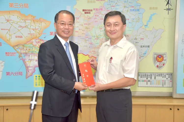 黃明昭親頒慰勉金，南市刑大大隊長林宏昇(右)代表接受。警方提供