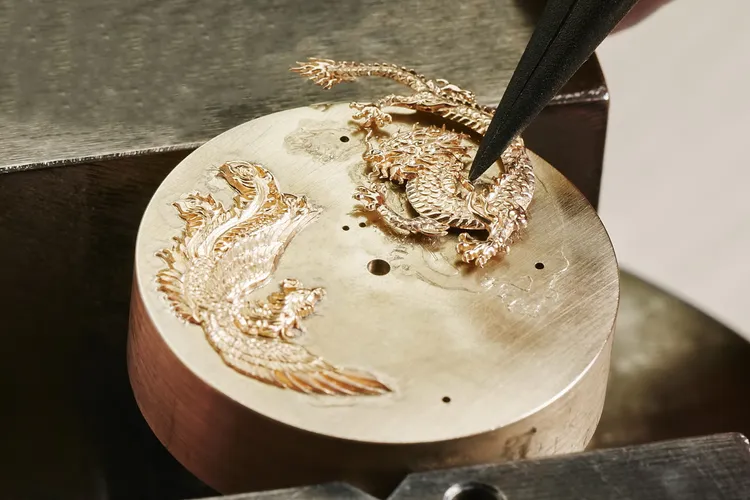 面盤上的祥龍、鳳凰以手工細細雕琢而成。品牌提供