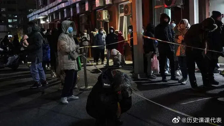 北京朝陽醫院的發熱門診大排長龍。翻攝微博