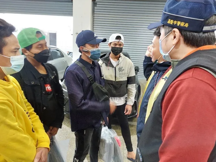 警方告知漁工務必要去換發護照等證件。翻攝畫面