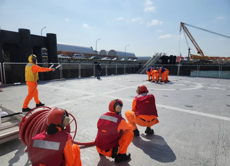 彰化艦配有飛行甲板，可供空勤總隊直升機起降，進行人員運補及傷患後送作業。海巡署提供