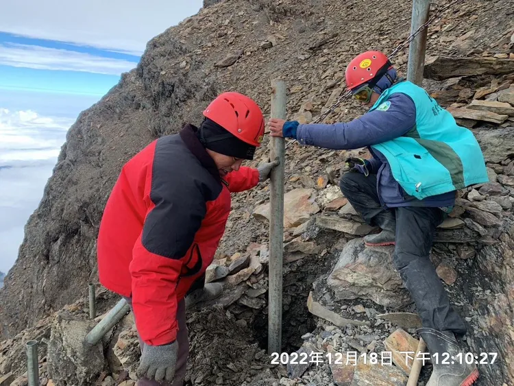 巡查員重新開挖新的基座位置，確保欄杆可以穩固。玉管處提供