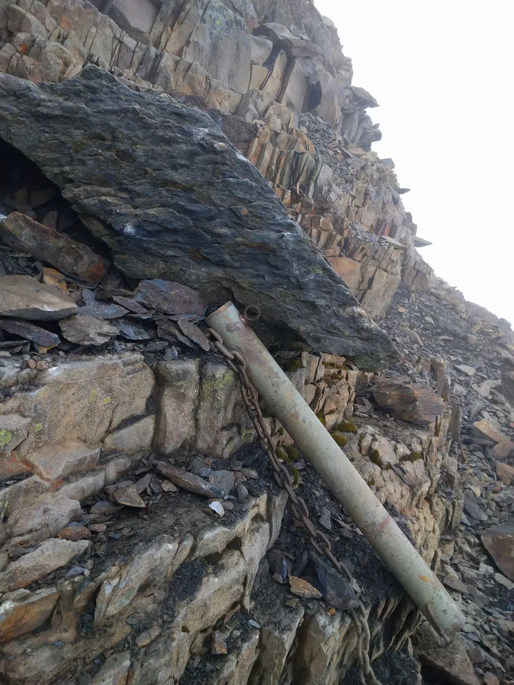 落石擊中鐵欄杆，導致欄杆的基座遭連根拔起。玉管處提供